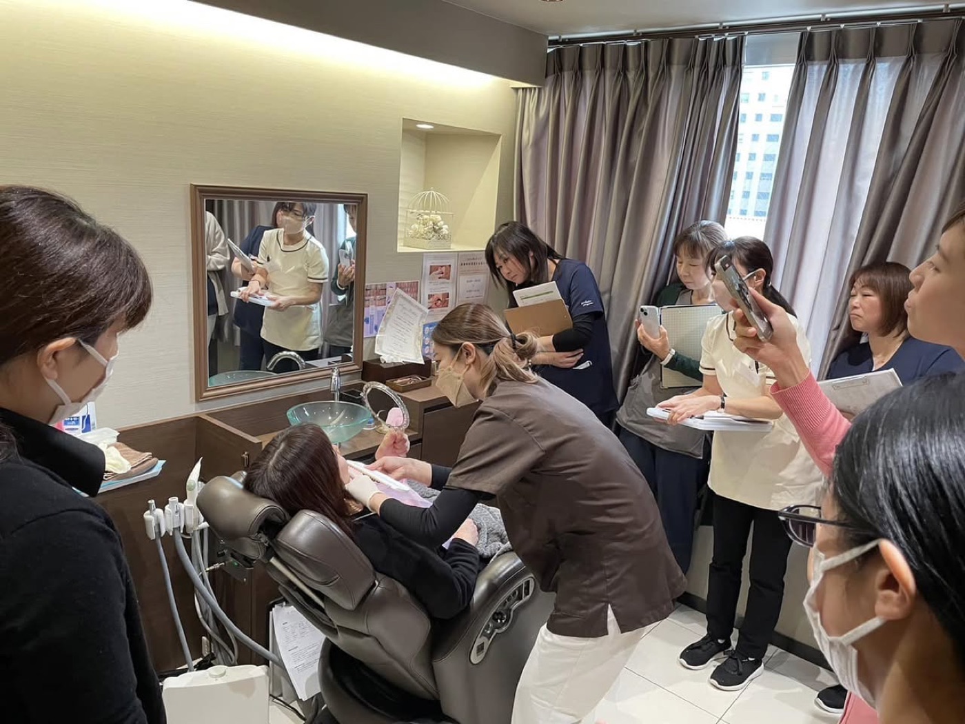 講師のデモを間近で見学